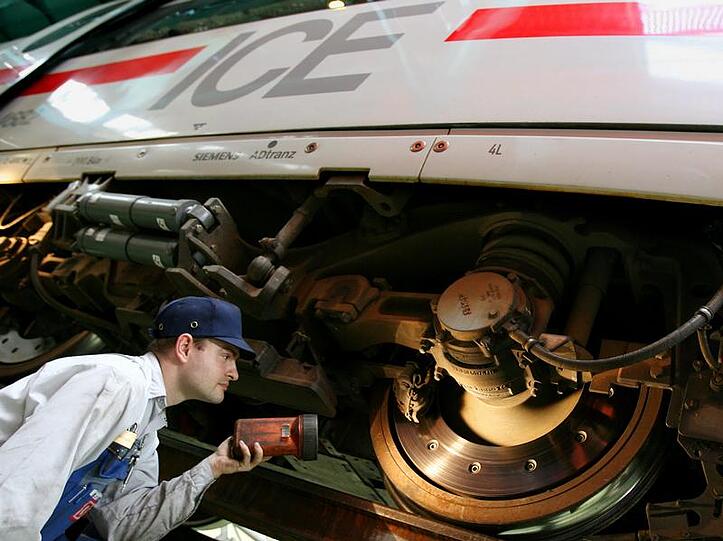 Fahrwerkskontrolle bei einem ICE 3.