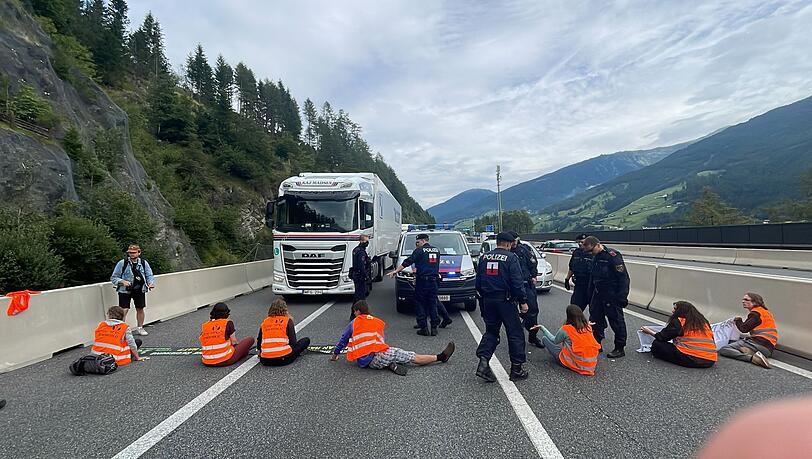Klimaaktivisten der Gruppierung "Letzte Generation" blockieren die Brennerautobahn (A13) in Tirol nahe Matrei am Brenner.