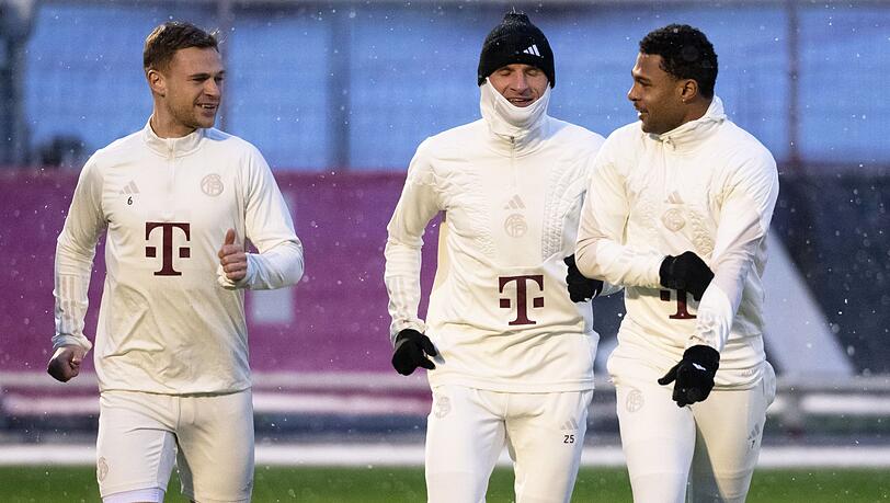 Münchens Spieler Joshua Kimmich (l-r), Thomas Müller und Serge Gnabry in Aktion.