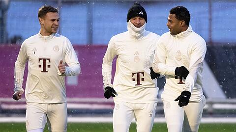 Münchens Spieler Joshua Kimmich (l-r), Thomas Müller und Serge Gnabry in Aktion.