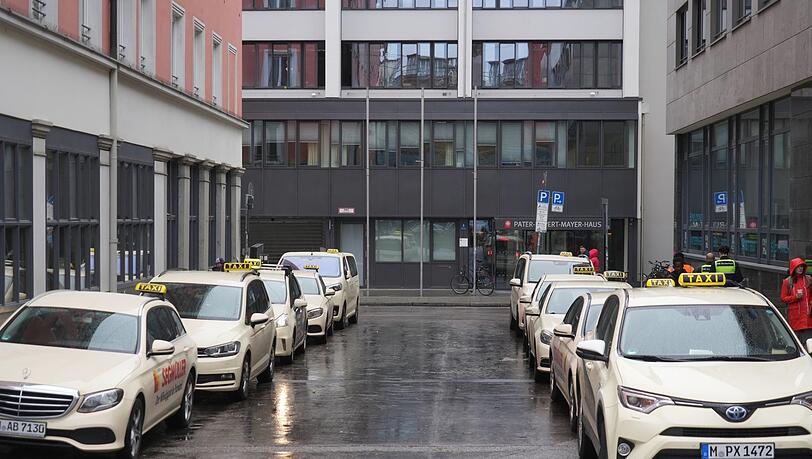 Stoßstange an Stoßstange warten die Taxis am "Pfefferstand". Der Standort sei für die Fahrgäste schlechter zu erreichen, kritisieren Fahrer. Stoßstange an Stoßstange warten die Taxis am "Pfefferstand". Der Standort sei für die Fahrgäste schlechter zu erreichen, kritisieren Fahrer.