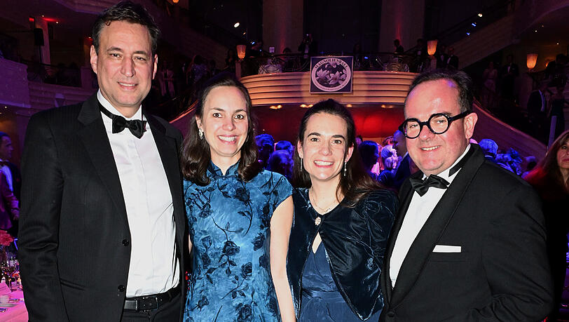 Zum Magnolienball im Hotel Bayerischer Hof erschienen viele bekannte Gesichter. Auch dabei: Georg Eisenreich mit seiner Frau Anja sowie Clemens Baumg&auml;rtner mit seiner Frau Stefanie.