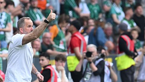 Daumen hoch f&uuml;r eine starke Saison des FC Augsburg: Trainer Manuel Baum.