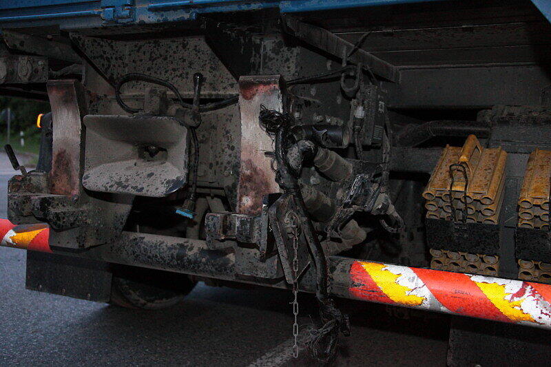 Bei Mühldorf ist ein Lkw mit Ladekran gegen eine Brücke gekracht. Der Kran wurde dabei aus der Verankerung gerissen und landete auf der Straße. Die Bilder.