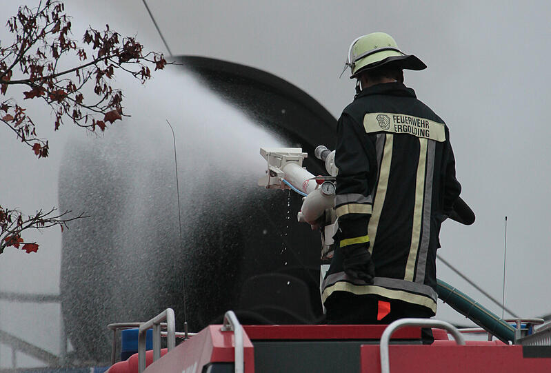Feuer im Gartencenter in Ergolding: Die Feuerwehrler schossen aus vollen Rohren mit dem Lösch-Schaum - dennoch brannte das Center völlig ab. Die Bilder