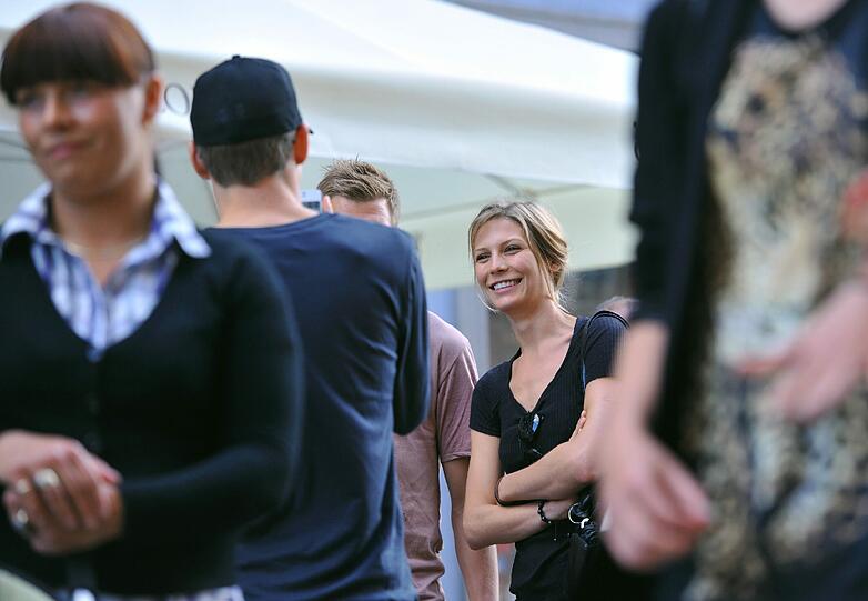 Auch Bastian Schweinsteiger hat Spaß am Ausflug und macht fleißig Fotos.