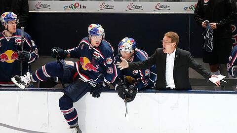 Der EHC Red Bull München mit seinem Trainer Pierre Pagé.