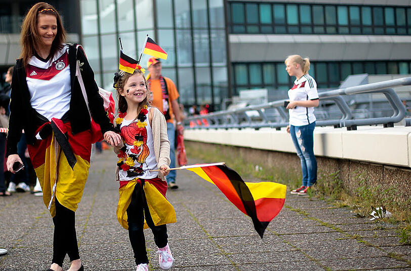 Die deutschen Fans empfangen die Fußball-Weltmeister - die Bilder von der Berliner Fanmeile und dem Flughafen Tegel.