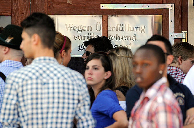 An den Wiesn-Wochenenden wird's richtig voll. Oft müssen die Zelte wegen Überfüllung schließen. Wann es wo am vollsten ist, zeigt das Wiesn-Barometer.
