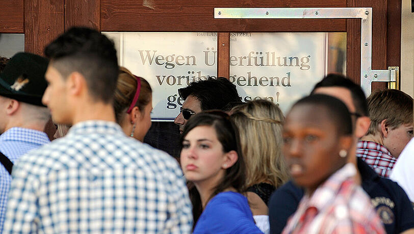 An den Wiesn-Wochenenden wird's richtig voll. Oft müssen die Zelte wegen Überfüllung schließen. Wann es wo am vollsten ist, zeigt das Wiesn-Barometer. An den Wiesn-Wochenenden wird's richtig voll. Oft müssen die Zelte wegen Überfüllung schließen. Wann es wo am vollsten ist, zeigt das Wiesn-Barometer.