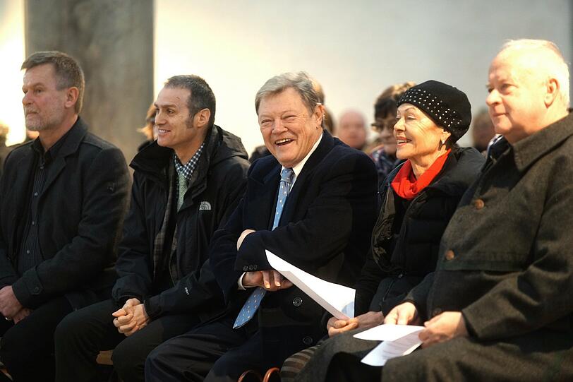 Florian Besold (mitte) vom Verein Licht für Obdachlose würdigte Moshammer als "Vorbild für Viele".