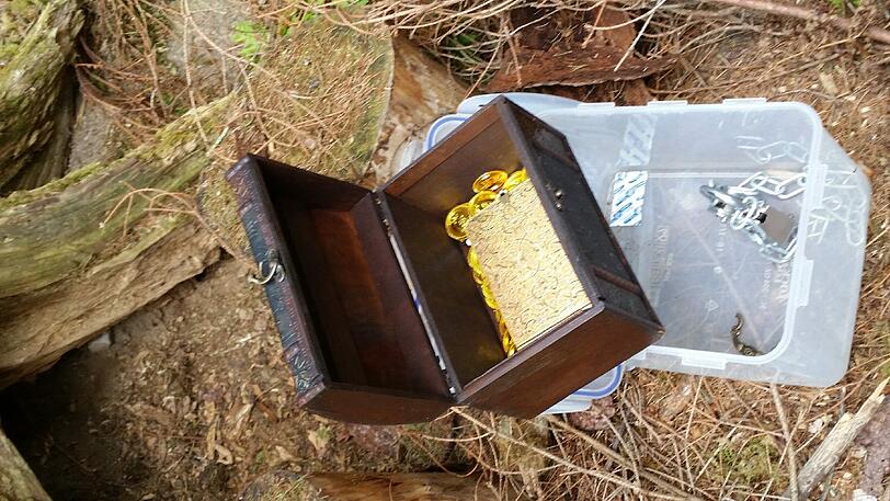 Das Objekt der Begierde: Geocacher sind auf der Suche nach einer Schatzkiste, in der die Belohnung für die Lösung des Rätsels wartet.