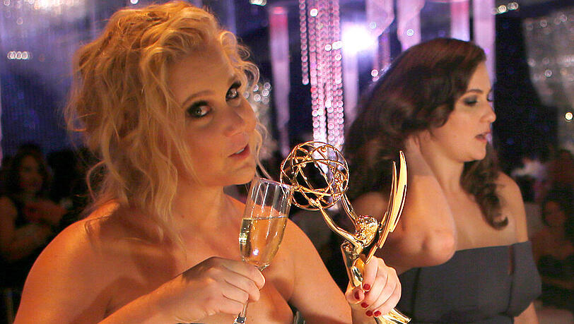 Amy Schumer feiert sich und ihren Emmy auf dem Governor's Ball in Los Angeles. Amy Schumer feiert sich und ihren Emmy auf dem Governor's Ball in Los Angeles.