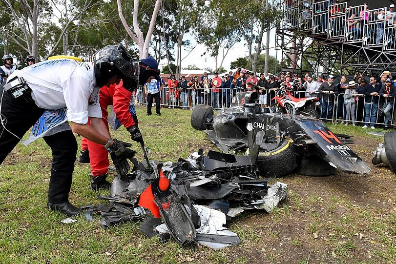 Von Alonsos McLaren ist nach dem Unfall nicht mehr viel übrig.