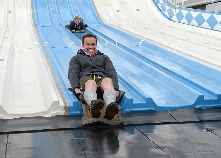 Spaß hatt auch Rodler Felix Loch. Der mehrfache Rodel-Weltmeister und Olympiasieger versuchte sich beim Oktoberfest allerdings mit einem etwas anderen Gefährt auf der Rutsche.