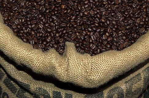 Die dreisten Täter luden von den Paletten rund 4400 Päckchen Kaffee um.