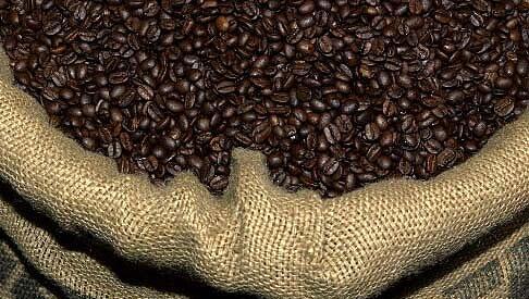 Die dreisten Täter luden von den Paletten rund 4400 Päckchen Kaffee um. Die dreisten Täter luden von den Paletten rund 4400 Päckchen Kaffee um.