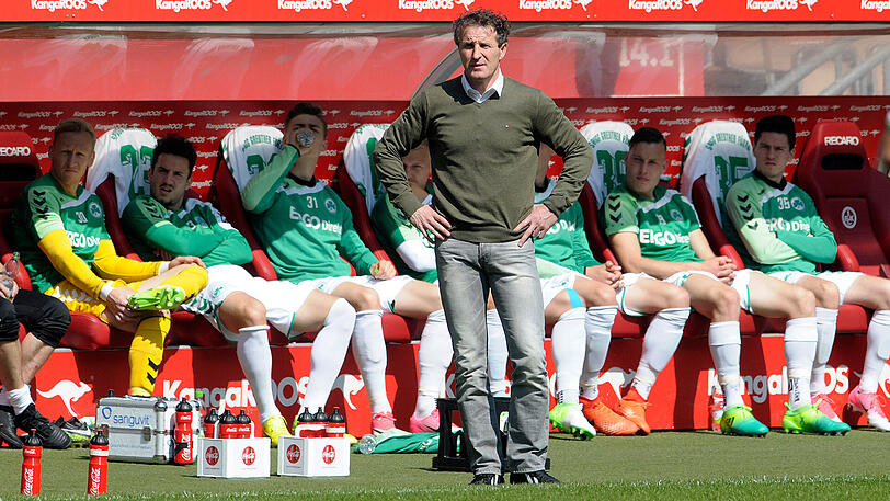 Trainer Janos Radoki vor der Fürther Ersatzbank.