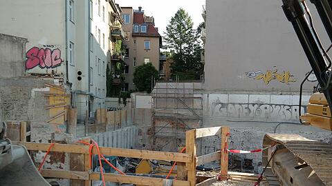 Der Blick in die Baugrube für die Glockenbach-Suiten an der Fraunhoferstraße. Die AZ hat die Bilder. Klicken Sie sich durch die Fotos bis zur Tiefgarage.