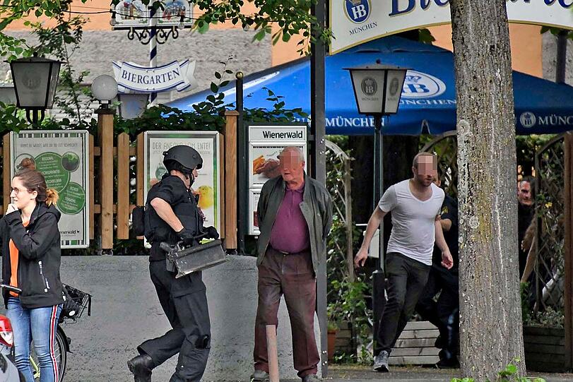 Der nahe gelegene Biergarten wurde in kurzer Zeit geräumt; die Gäste flüchteten bzw. wurden herausgezogen.