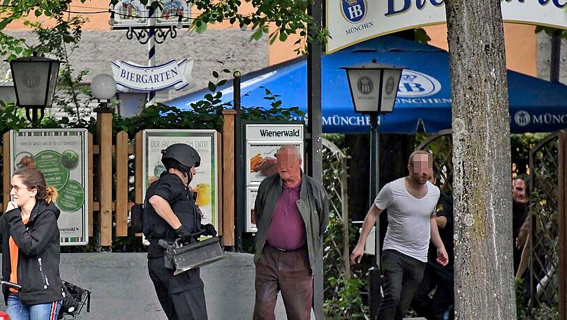 Der nahe gelegene Biergarten wurde in kurzer Zeit geräumt; die Gäste flüchteten bzw. wurden herausgezogen. Der nahe gelegene Biergarten wurde in kurzer Zeit geräumt; die Gäste flüchteten bzw. wurden herausgezogen.