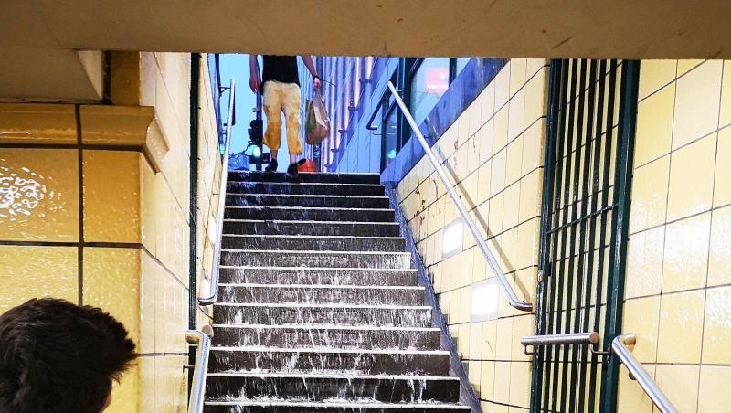 In Berlin läuft nach heftigen Gewittern Regenwassser in die U-Bahn-Station Friedrichstraße. In Berlin läuft nach heftigen Gewittern Regenwassser in die U-Bahn-Station Friedrichstraße.