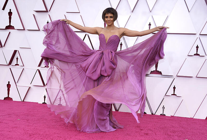 Top: Hollywood-Star Halle Berry in einer schulterfreien Robe von Dolce & Gabbana.