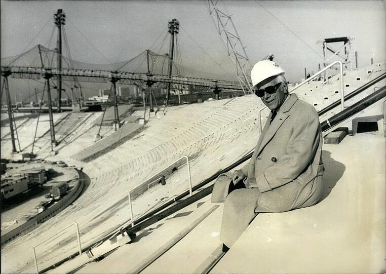 1971: Prinz Ferdinand von Liechtenstein sitzt auf der Gegengerade im noch halbfertigen Olympiastadion schon mal Probe.