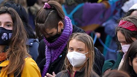 Klimaaktivistin Greta Thunberg (M) bei einer Demonstration am Rande der UN-Klimakonferenz COP26 in Glasgow.