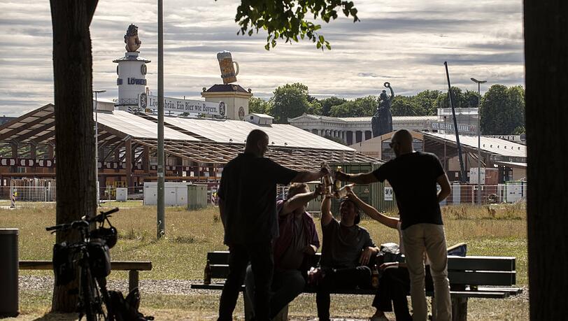 An der Wiesn wird schon - im kleinen Kreis - gefeiert. Ob und wann in den großen Zelten, die bereits errichtet sind, die große Sause steigt, ist aktuell noch unklar.