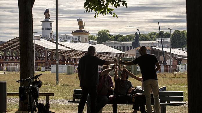 An der Wiesn wird schon - im kleinen Kreis - gefeiert. Ob und wann in den großen Zelten, die bereits errichtet sind, die große Sause steigt, ist aktuell noch unklar.