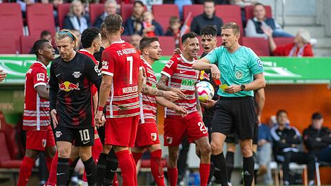 Schiedsrichter Robert Schröder (r) zeigt Augsburgs Iago die Rote Karte.