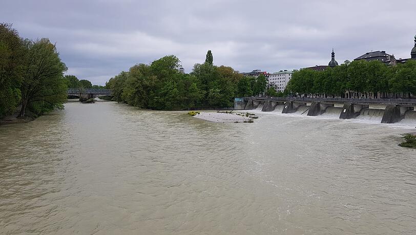 Viel Wasser und kaum noch Kiesbänke an der Mariannenbrücke/Praterinsel. Viel Wasser und kaum noch Kiesbänke an der Mariannenbrücke/Praterinsel.