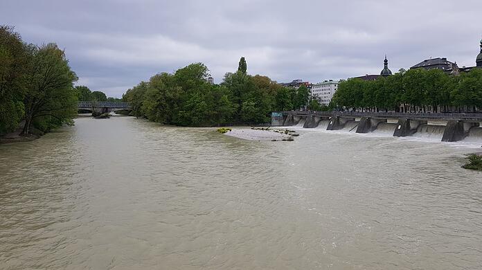 Viel Wasser und kaum noch Kiesbänke an der Mariannenbrücke/Praterinsel.