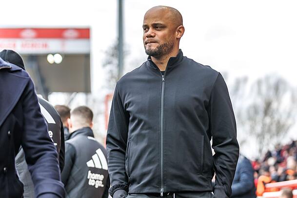 "Wir informieren uns immer, wenn Spieler Probleme haben, was das medizinisch bedeutet", sagte Vincent Kompany vergangene Woche über Pavlovic. "Wir informieren uns immer, wenn Spieler Probleme haben, was das medizinisch bedeutet", sagte Vincent Kompany vergangene Woche über Pavlovic.