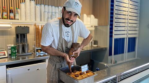 Der Argentinier Franco Gallardo (27) serviert das samtig-s&uuml;&szlig;e Gourmet-Eis "Dulce de Leche" von Patagon Helados in Gro&szlig;hadern.