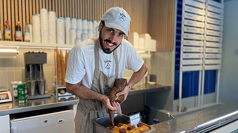 Der Argentinier Franco Gallardo (27) serviert das samtig-s&uuml;&szlig;e Gourmet-Eis "Dulce de Leche" von Patagon Helados in Gro&szlig;hadern.
