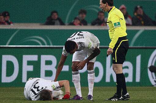 Bastian Schweinsteiger verletzt sich im Spiel gegen den VfB Stuttgart - die Bilder