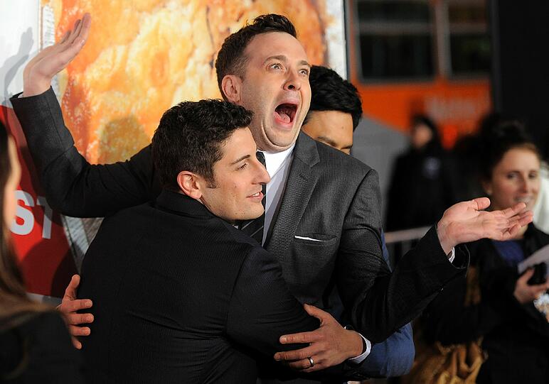 Der vierte Teil des us-amerikanischen Teenie-Klassikers "American Pie" hat in Los Angeles Premiere gefeiert - und Jason Biggs, Tara Reid, Chris Klein, Mena Suvari und Sean William Scott sind alle wieder mit dabei. Der vierte Teil in Original-Besetzung wird im April 2012 auch in Deutschland unter dem Titel "American Reunion - Das Klassentreffen" auf der Leinwand erscheinen. Sehen Sie hier die besten Bilder vom roten Teppich des legendären Chinese Theatres in Hollywood.