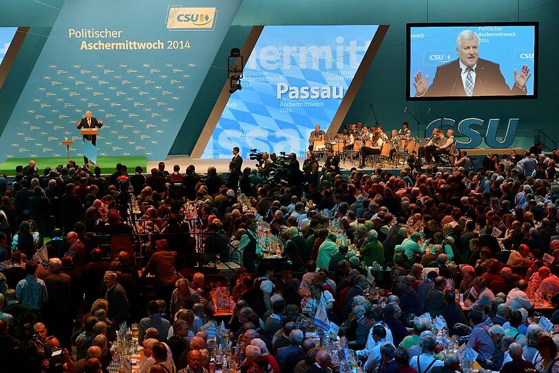 Full House in Passau: Beim Politischen Aschermittwoch der CSU versammeln sich gut 3000 Parteianhänger in der Dreiländerhalle.