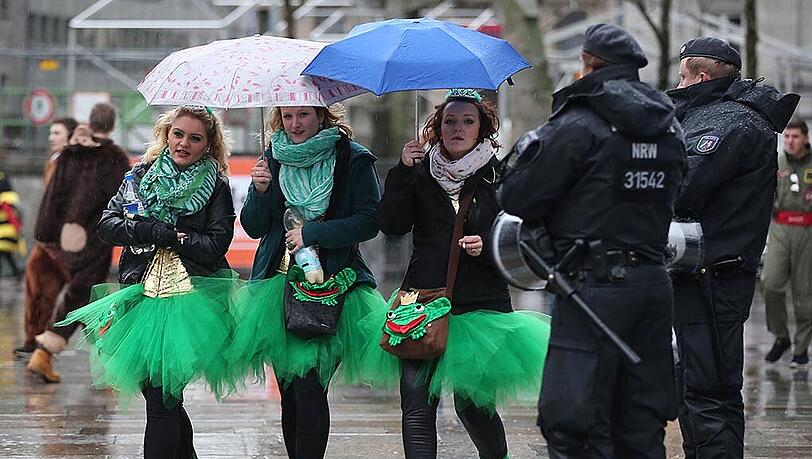 Am Donnerstag startete die fünfte Jahreszeit in Köln mit Weiberfastnacht. Aufgrund der Vorfälle an Silvester mit einem massiven Polizeiaufgebot.