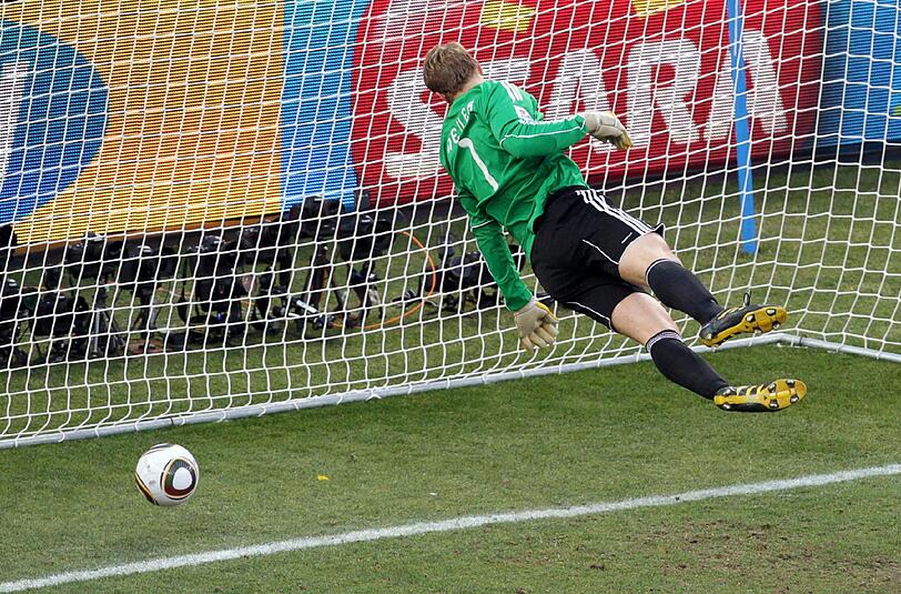 Spätestens in der Wiederholung sieht man: Der Ball kam hinter der Torlinie auf. Jubeln dürfen allerdings die DFB-Spieler, denn das Tor wurde nicht gegeben. Am Ende gewinnt Deutschland mit 4:1.