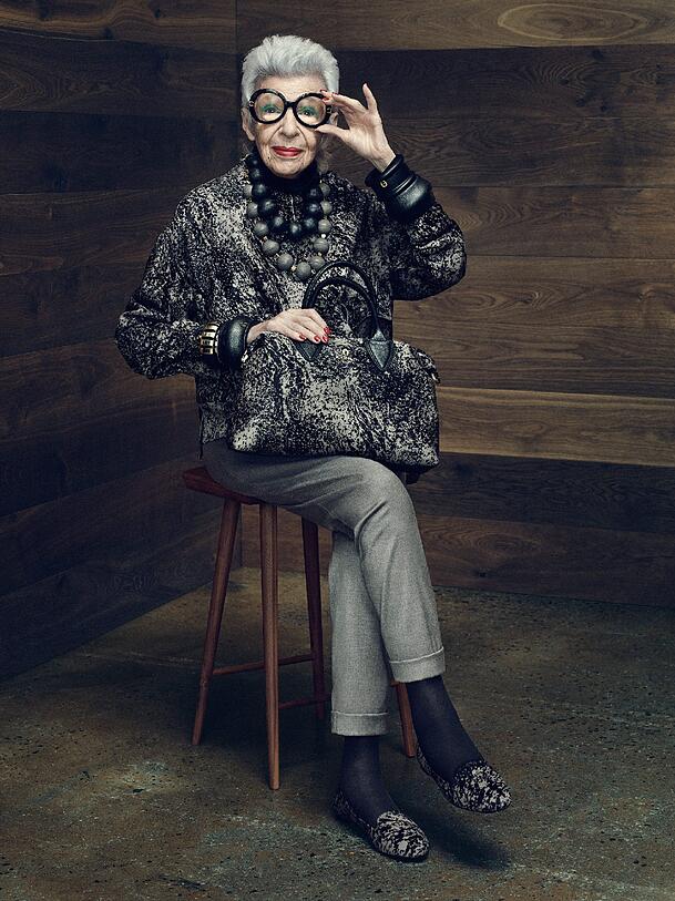 Gestatten, hier sitzt das älteste Model der Welt: Iris Apfel (94), deren Markenzeichen ein exzentrischer Look ist, in der neuen Herbstkampagne der Münchner Modefirma Aigner. Gestatten, hier sitzt das älteste Model der Welt: Iris Apfel (94), deren Markenzeichen ein exzentrischer Look ist, in der neuen Herbstkampagne der Münchner Modefirma Aigner.