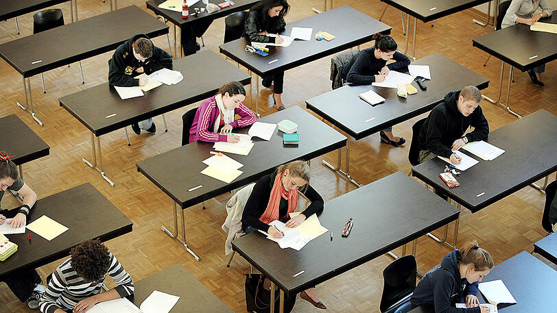 Schüler während ihres Abiturs. In Zukunft wird es wieder nach neun Jahren abgelegt.