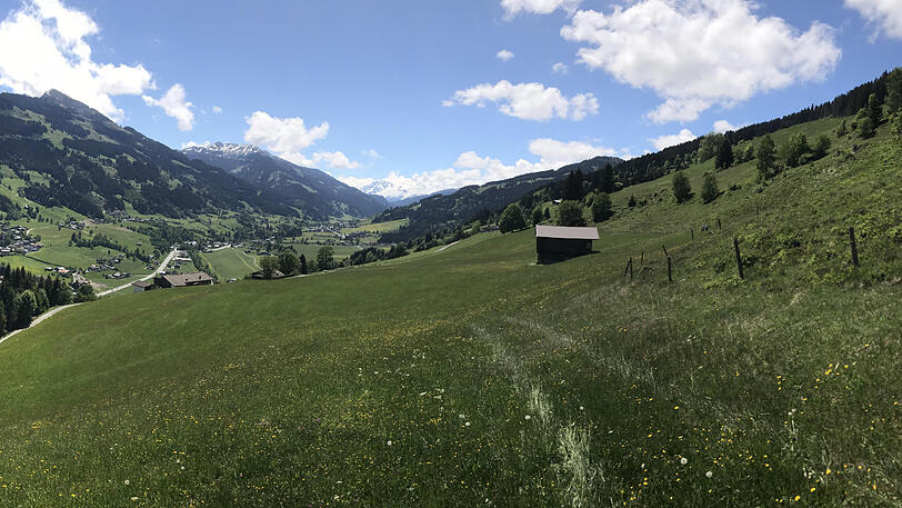Hier passierte der Unfall: eine abschüssige Wiese im Gemeindegebiet von Aurach.