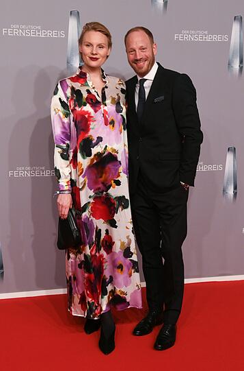 Die Schauspieler Johann von Bülow und Rosalie Thomass kommen zur Verleihung des Deutschen Fernsehpreis 2019.
