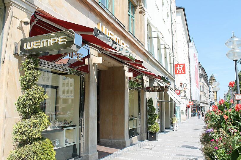 Im Juwelier Wempe in der Weinstraße hat ein Mann eine wertvolle Damenuhr geklaut. Dumm nur, dass beim Kauf davor sein Reisepass kopiert worden ist.
