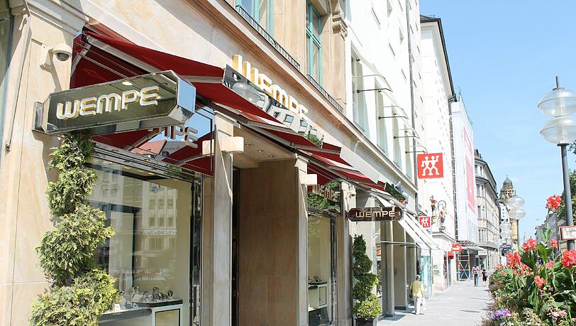 Im Juwelier Wempe in der Weinstraße hat ein Mann eine wertvolle Damenuhr geklaut. Dumm nur, dass beim Kauf davor sein Reisepass kopiert worden ist. Im Juwelier Wempe in der Weinstraße hat ein Mann eine wertvolle Damenuhr geklaut. Dumm nur, dass beim Kauf davor sein Reisepass kopiert worden ist.