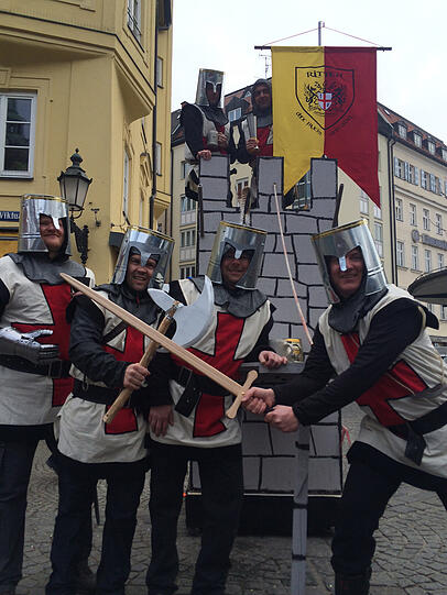 Unten: Stephan, Alex, Reinhardt und Marcus. Oben im Bilde: Thomas und Stefan aus Aibling. Mit Hilfe der Feuerwehr haben Sie diesen Turm hinbekommen. Unten hat die Bastelei Rollen.