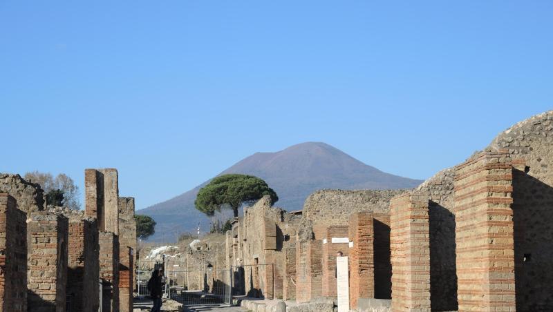 Eine Straße im Archäologischen Park Pompeji mit Blick auf den Vesuv. Eine Straße im Archäologischen Park Pompeji mit Blick auf den Vesuv.